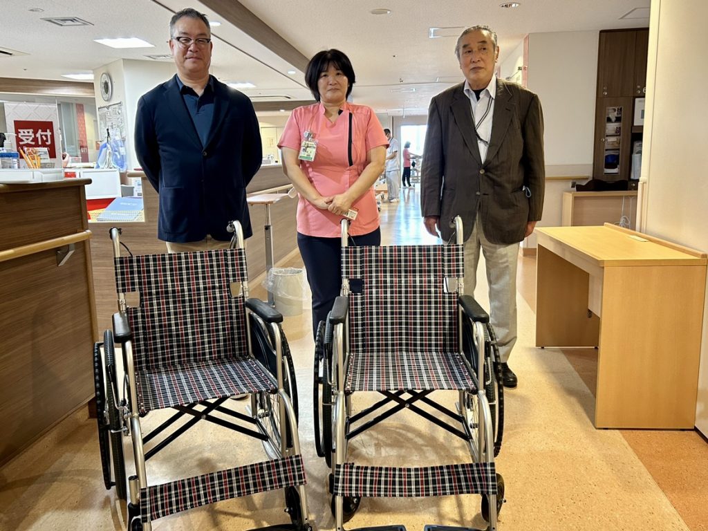 鹿児島市立病院へ車椅子の寄付をしました。